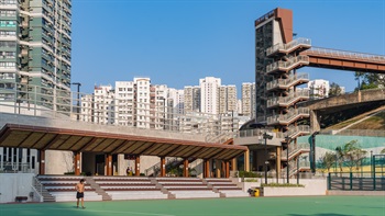第一期的各项设施分处于高低不同的地区，并由电梯和楼梯连接。